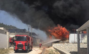 Mersin'de mobilya atölyesinde yangın paniği!