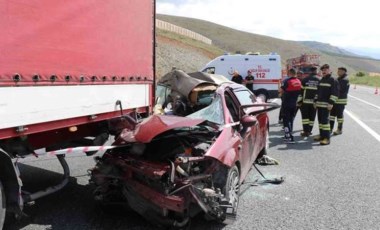 Otomobil TIR'ın altına girdi: 2 ölü, 3 yaralı