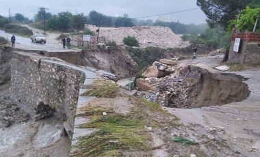 Denizli'de sel felaketi... Çöken yolda facia ucuz atlatıldı