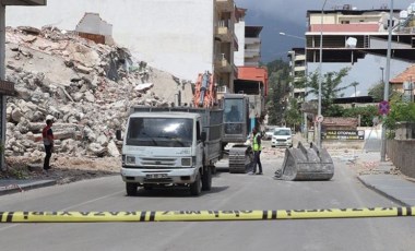 Hatay'da ağır hasarlı 4 katlı bina çöktü