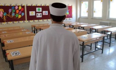 İzmir’de her üç okuldan birine ‘imam’ atandı!