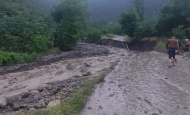 Amasya’da sel sularına kapılan otomobildeki 2 kişi kayboldu