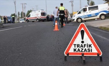 Bağcılar'da işçi servisi yön tabelası direğine çarptı: 13 kişi yaralandı!