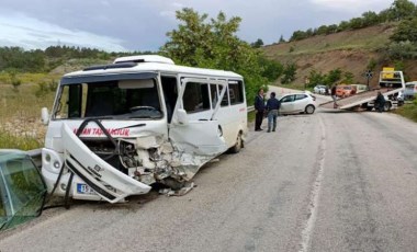 İşçi minibüsü ile otomobil çarpıştı: 13 yaralı