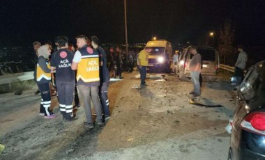 Düzce'de feci kaza... İçerisinde 11 kişinin bulunduğu hafif ticari araç ile otomobil çarpıştı: 2 ölü, 11 yaralı