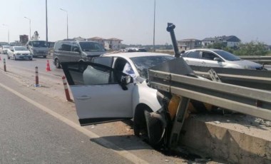 Antalya’da otomobil bariyere ok gibi saplandı: 1 ölü, 2 ağır yaralı