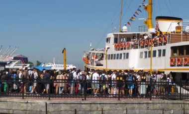 Adım atacak yer yok... Kadıköy ve Kabataş iskelelerinde Adalar yoğunluğu