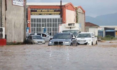 Düzce'de sel: Tek katlı ev yıkıldı!