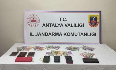 Dolar ve gümüş kolye hırsızlığı yapan 3 kişi yakalandı