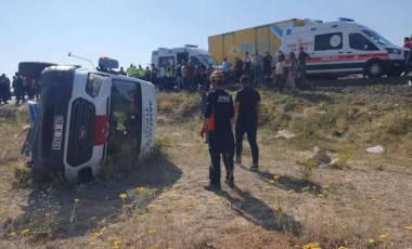 Korkunç kaza... Yolcu minibüsü ile kamyon çarpıştı: 12 yaralı!