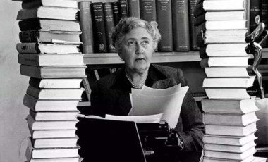 Dünyaca ünlü polisiye yazarı Agatha Christie'nin eski evinde 100'den fazla kişi mahsur kaldı