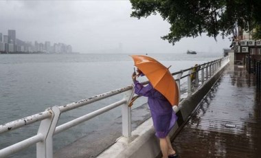 Hong Kong'da 'Talim Tayfunu' nedeniyle okullar ve borsa geçici olarak kapatıldı