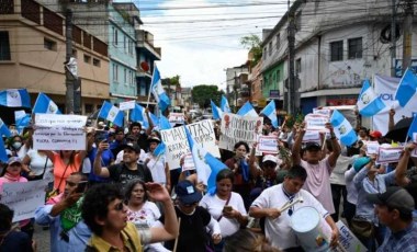 Guatemala'da halk, sokaklara döküldü