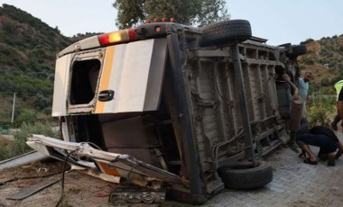 Manisa'da feci kaza! Minibüs şarampole devrildi, 20 kişi yaralandı