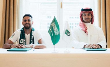 Cezayirli futbolcu Riyad Mahrez, Al-Ahli'ye imzayı attı