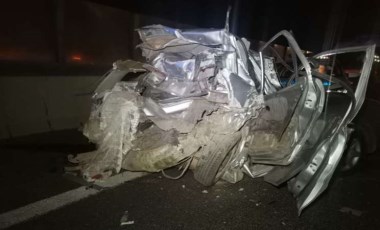 İzmir'de, kamyonet otoyolda duran otomobile çarptı: 1 ölü,  2 yaralı