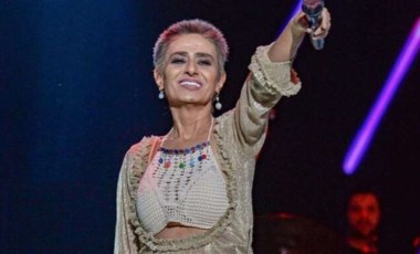 Yıldız Tilbe sahnede peruğunu çıkardı: 'Takınca 35 oluyorum'