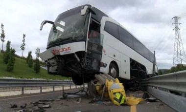 Ümraniye'de feci kaza: Otobüs bariyerlerde asılı kaldı