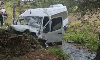 Son Dakika: Erzincan'da şarampole devrilen minibüsteki 4 kişi öldü, 10 kişi yaralandı