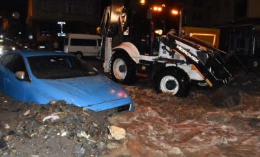 Ordu'da heyelan: Araçlar toprak altında kaldı, yollar suyla kaplandı