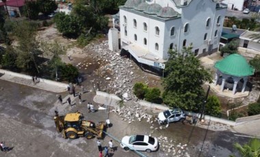 Mersin'de fırtına minareyi devirdi: 2 yaralı