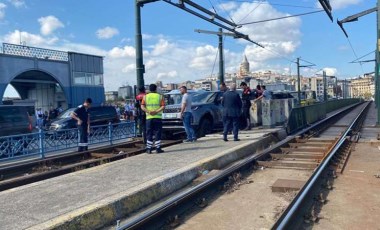 Son dakika... Seferler durduruldu! Galata Köprüsü'nde araç tramvay yoluna girdi