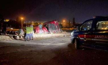 Kayseri'de TIR devrildi: Amca yaralandı, yeğeni öldü