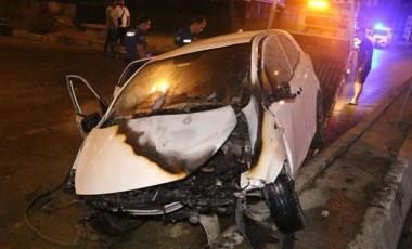 Refüje çarpan otomobilde yangın çıktı: 2 ağır yaralı