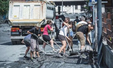 İtalya’da nehir taştı, sokaklar çamurla kaplandı