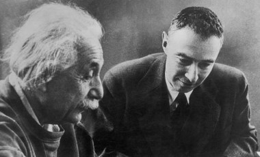 Oppenheimer ve Einstein'ın karmaşık ilişkisi