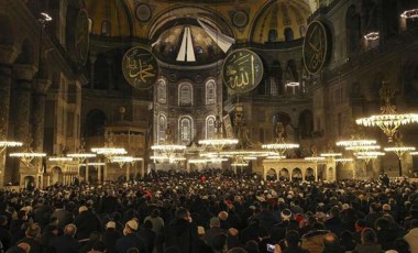 Ayasofya'da 'kötü koku' şikayeti: 'Halılara da sirayet etmiş durumda, namaza odaklanmak çok zor'