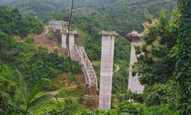 Hindistan'da inşaat halindeki demiryolu köprüsü çöktü: 17 ölü