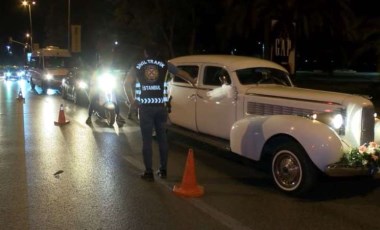 Kadıköy'deki trafik denetimlerine yakalanan ehliyetsiz sürücü: 'Şimdi ararım ve buraya yığarım'