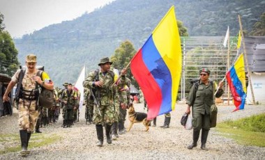 Eski FARC mensupları, köylülerin giriş ve çıkışlarına engel oldu