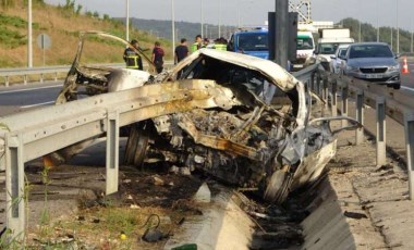 Kuzey Marmara Otoyolu’nda korkunç kaza... Bariyerin önünden girip arkasından çıktığı otomobil alev aldı: 2 kişi yanarak öldü!