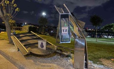 Beyoğlu'nda otobüs durağa daldı, şoför olay yerinden kaçtı: 2 yaralı