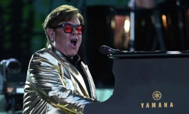 Elton John hastaneye kaldırıldı