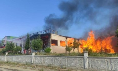 Kastamonu'da ahşap kapı fabrikasında yangın!