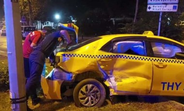 Üsküdar’da feci kaza... Dolmuş ile taksi çarpıştı!