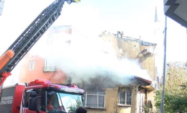 İstanbul'da korkutan çatı yangını: Yandaki binalara da sıçradı!