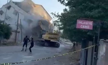 Gaziantep’te ağır hasarlı 5 katlı bina, yıkım sırasında çöktü