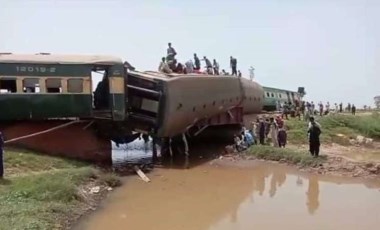 Pakistan'da tren raydan çıktı: 28 ölü, 50 yaralı