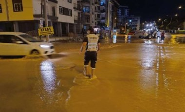 İzmir’de hareketli gece: Ana boru patladı, 2 mahalleyi su bastı