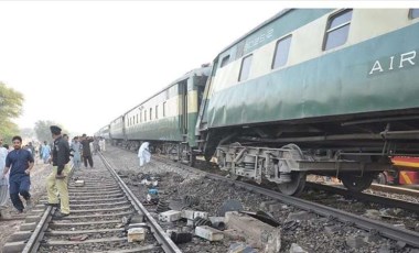 30 killed, 100 injured as passenger train derails in southern Pakistan