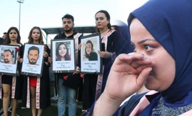 Hatay'da üniversite öğrencilerinin buruk mezuniyeti: Kaybettikleri arkadaşlarının fotoğraflarını taşıdılar...