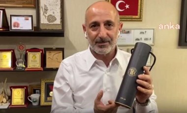 Eski AKP’li bakan Meclis’te zeytinyağı dağıttı: CHP’li milletvekili tepki gösterdi!