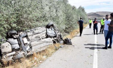 Sivas'ta iki otomobil çarpıştı: 1'i bebek 2'si çocuk 5 yaralı!