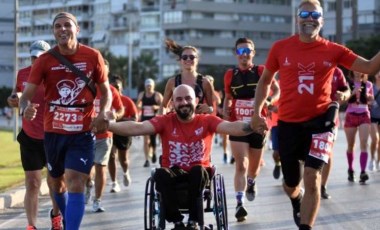 Milli sporcular 11. Uluslararası 9 Eylül İzmir Yarı Maratonu'nda podyuma çıktı