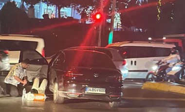 Küçükçekmece'de motosikletli 2 kişi trafik ışıklarında otomobile ateş açtı: 1 yaralı