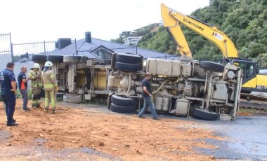 Sarıyer'de hafriyat kamyonu devrildi